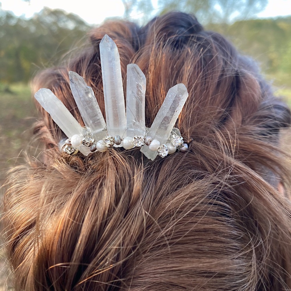Raw Quartz, Grey Pearl, Rhinestone Haircomb